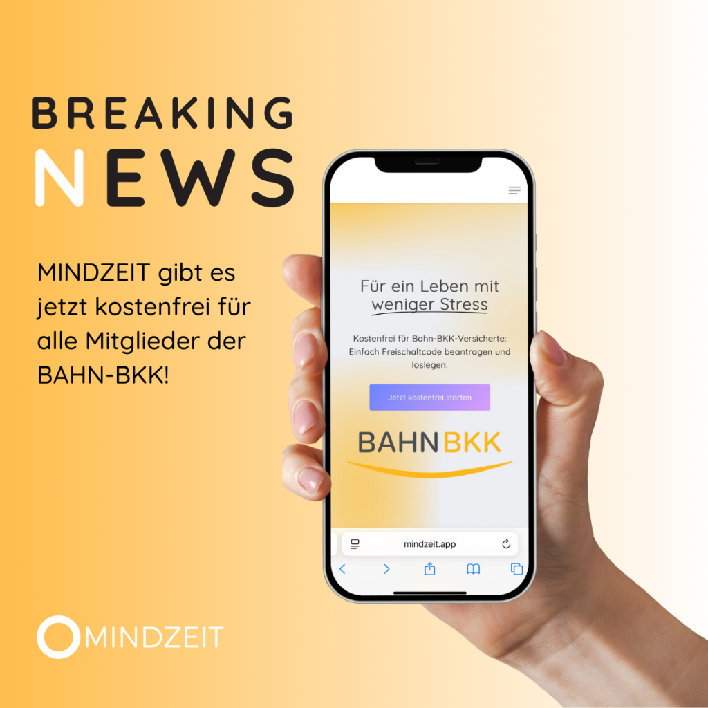 Breaking-News-Banner bezüglich der Kooperation zwischen MINDZEIT und der BAHN-BKK. MINDZEIT gibt es ab sofort kostenfrei für alle Versicherten der BAHN-BKK! Eine Hand hält ein Smartphone und zeigt die Titel-Überschrift "Für eine Leben mit weniger Stress" der Website, die über die Kooperation informiert.